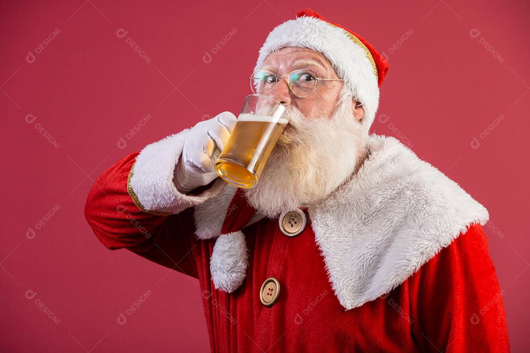 Papai Noel bebendo um copo de cerveja. Tempo de descanso. Bebida alcoólica nos feriados