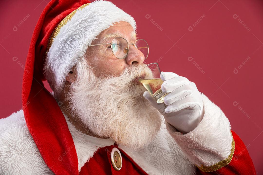 Papai Noel bebendo uma bebida brasileira chamada Cachaça. Tempo de descanso. Bebida alcoólica