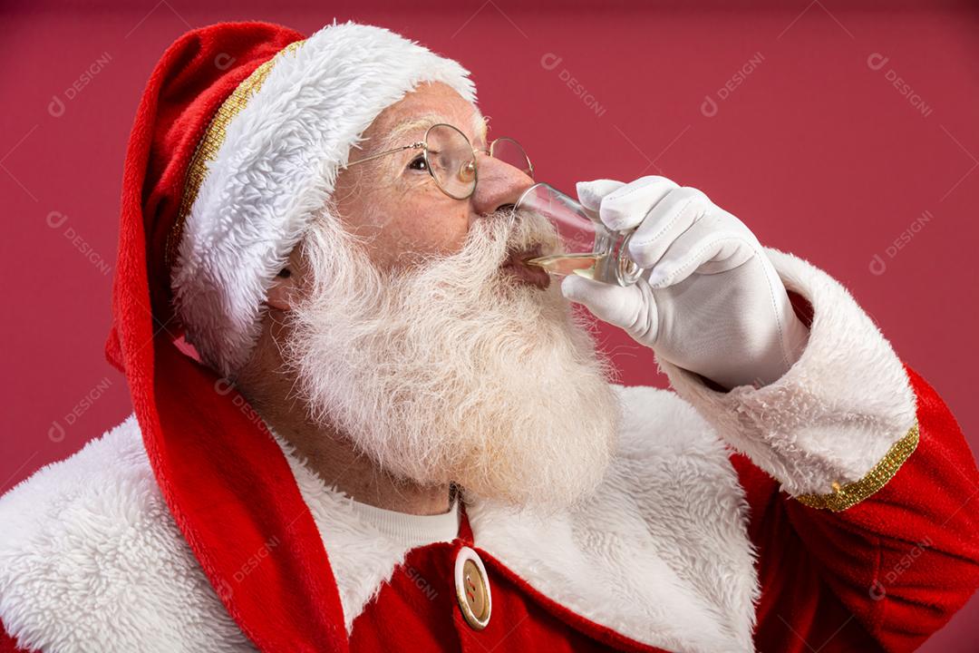 Papai Noel bebendo uma bebida brasileira chamada Cachaça. Tempo de descanso. Bebida alcoólica