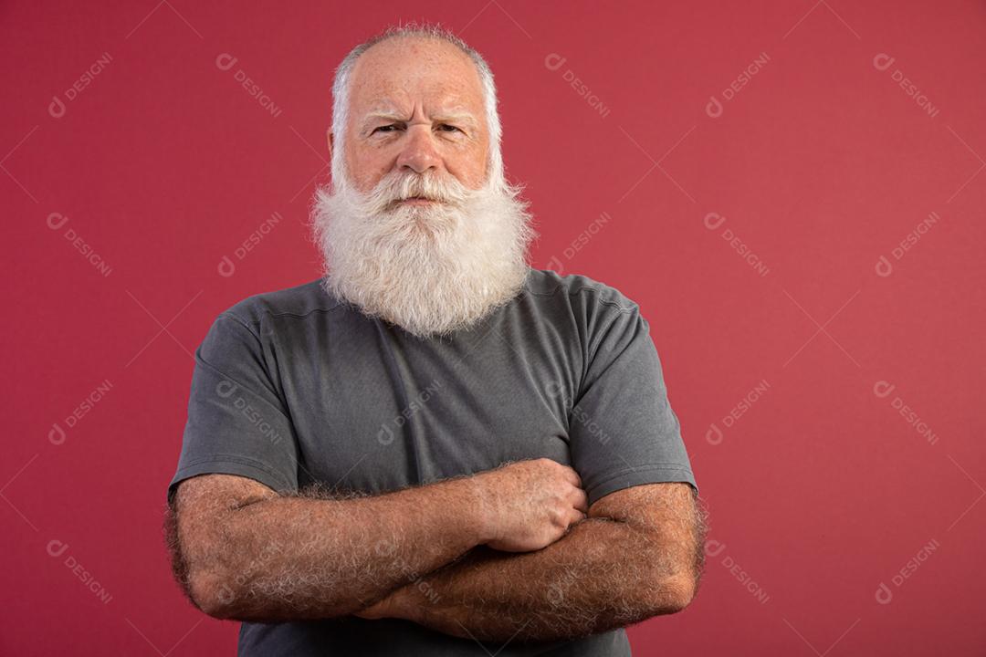 Velho com uma longa barba em um fundo vermelho. Sênior com barba branca cheia. Velho com uma longa barba.