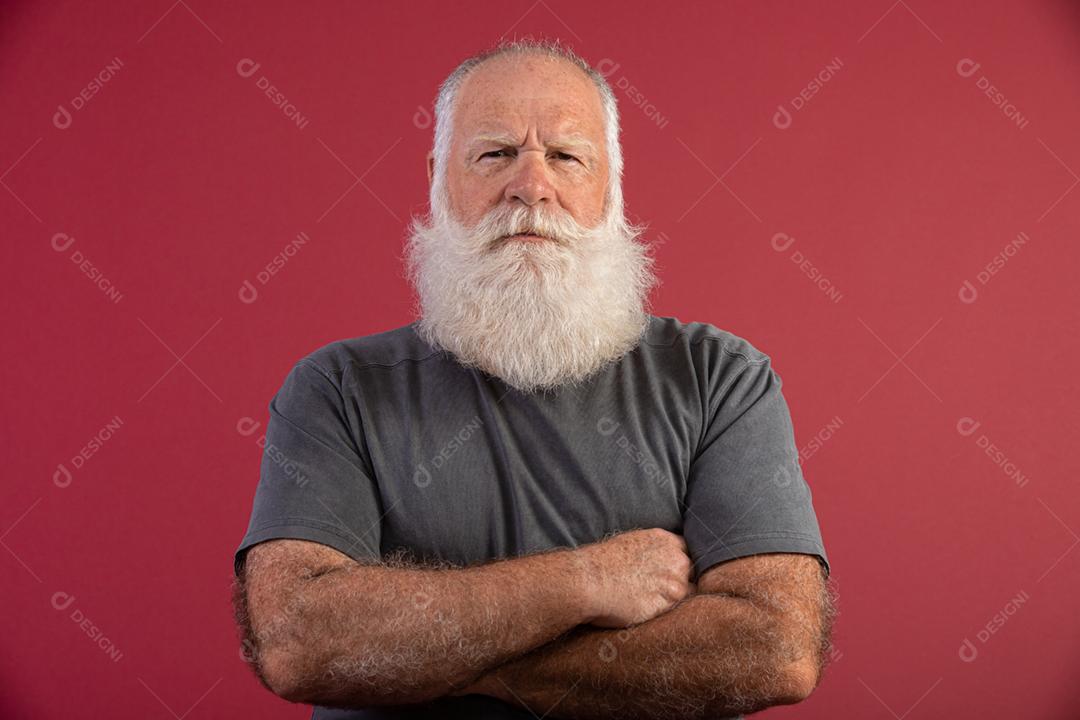Velho com uma longa barba em um fundo vermelho. Sênior com barba branca cheia. Velho com uma longa barba.