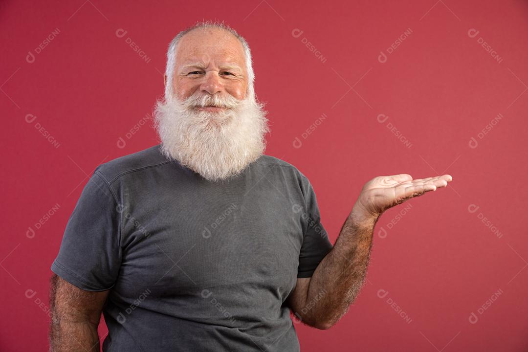 Velho com uma longa barba em um fundo vermelho. Sênior com barba branca cheia. Velho com uma longa barba.