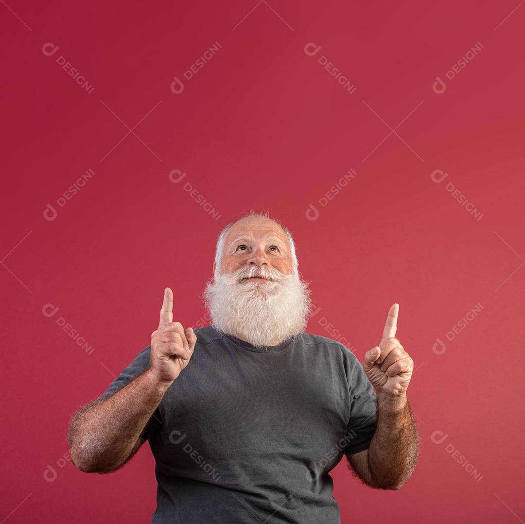 Velho com uma longa barba em um fundo vermelho. Sênior com barba branca cheia. Velho