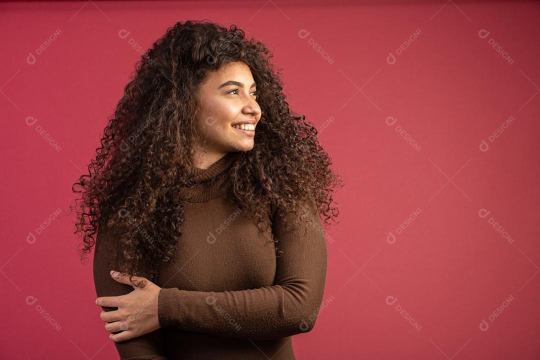 Retrato da beleza de uma mulher brasileira com penteado afro e maquiagem glamour. mulher latina. Mestiço