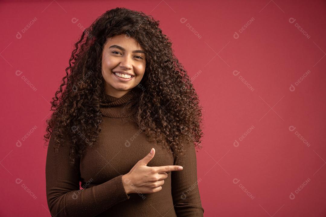 Retrato da beleza de uma mulher brasileira com penteado afro e maquiagem glamour. mulher latina. Mestiço