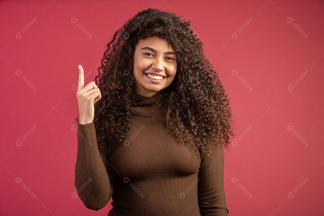 Retrato da beleza de uma mulher brasileira com penteado afro e maquiagem glamour. mulher latina. Mestiço
