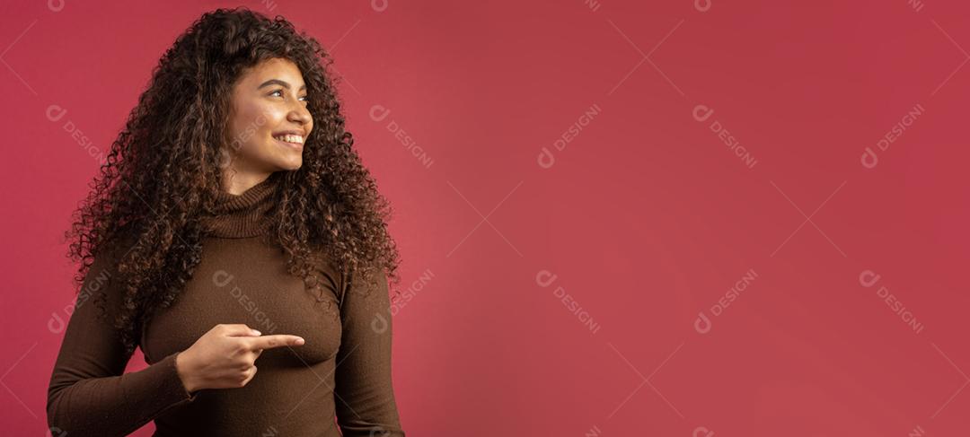 Retrato da beleza de uma mulher brasileira com penteado afro e maquiagem glamour. mulher latina. Mestiço