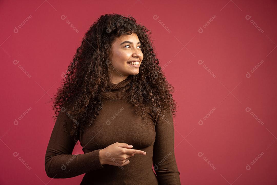 Retrato da beleza de uma mulher brasileira com penteado afro e maquiagem glamour. mulher latina. Mestiço