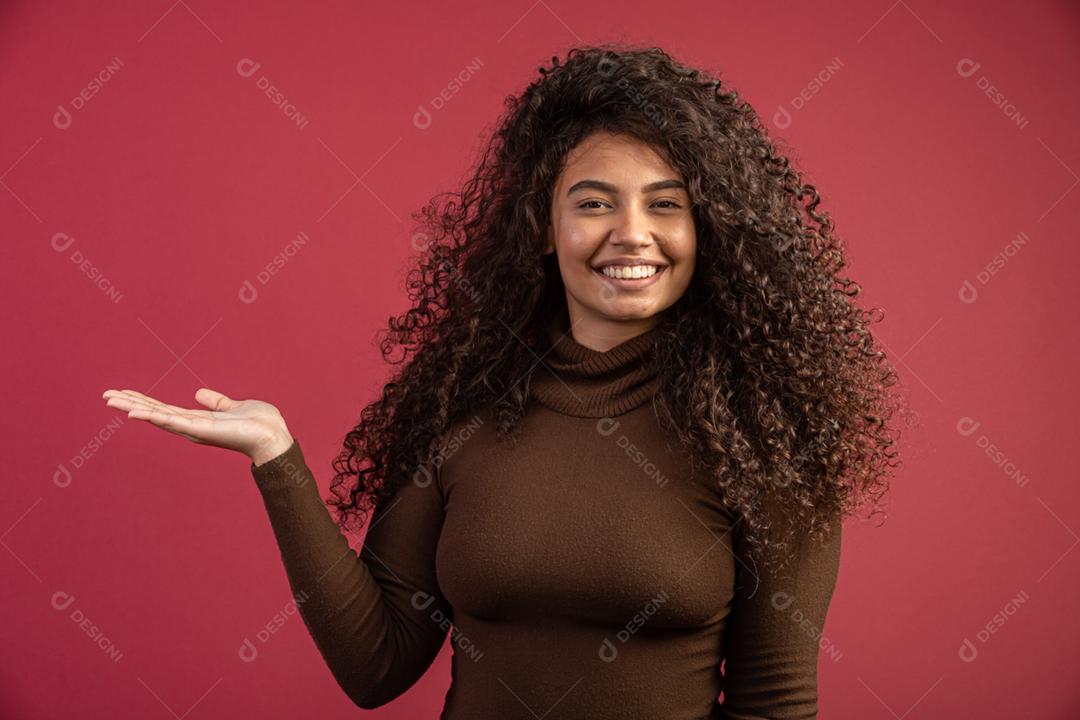 Retrato da beleza de uma mulher brasileira com penteado afro e maquiagem glamour. mulher latina. Mestiço