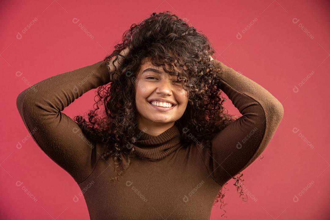 Retrato da beleza de uma mulher brasileira com penteado afro e maquiagem glamour. mulher latina. Mestiço