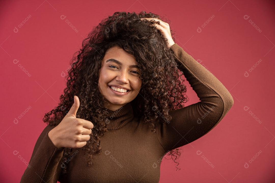 Retrato da beleza de uma mulher brasileira com penteado afro e maquiagem glamour. mulher latina. Mestiço