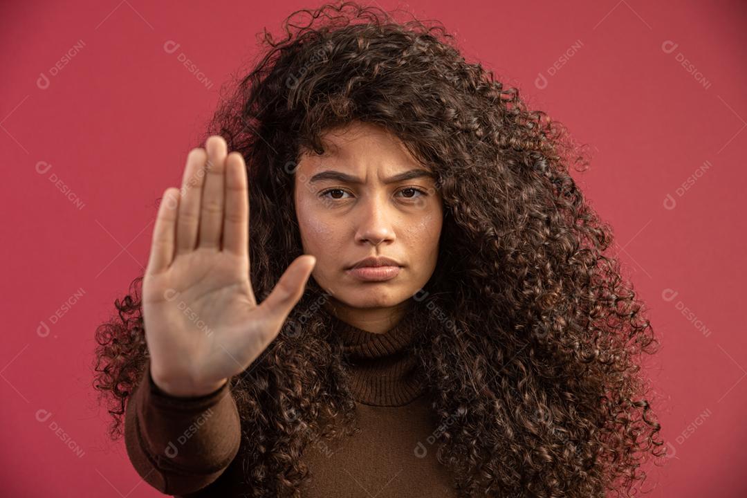 Pare com isso. O punho feminino do poder feminino. Mulher vítima de racismo. Abuso no trabalho