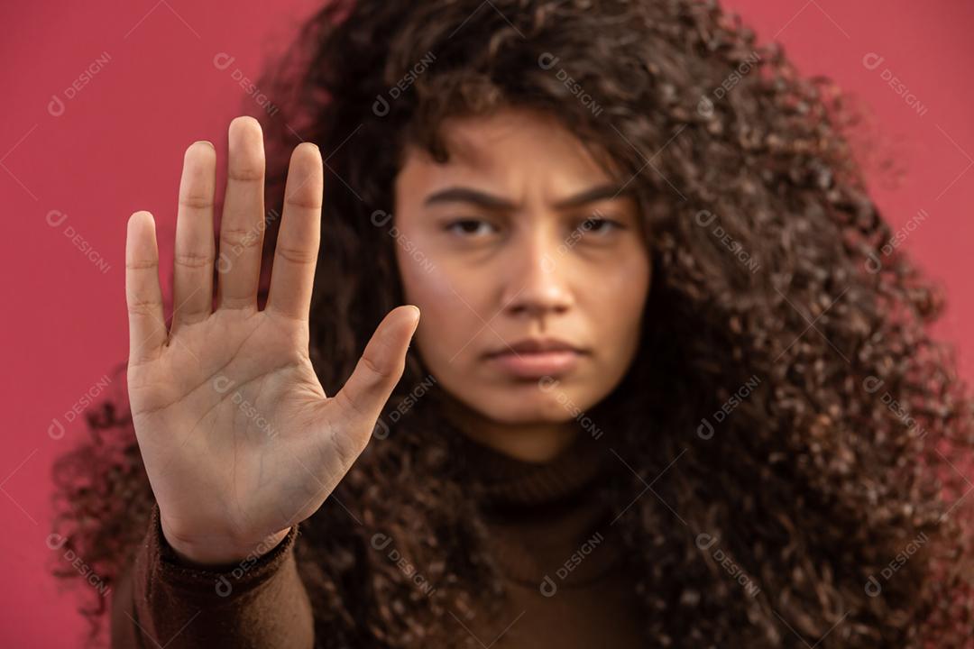 Pare com isso. O punho feminino do poder feminino. Mulher vítima de racismo. Abuso no trabalho