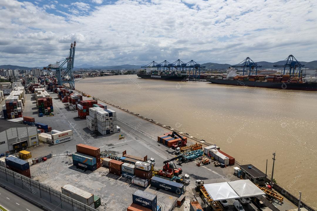 Vista aérea da APM Terminals Itajaí e seu entorno urbano