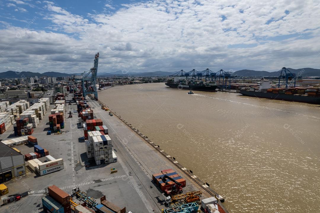 Vista aérea da APM Terminals Itajaí e seu entorno urbano