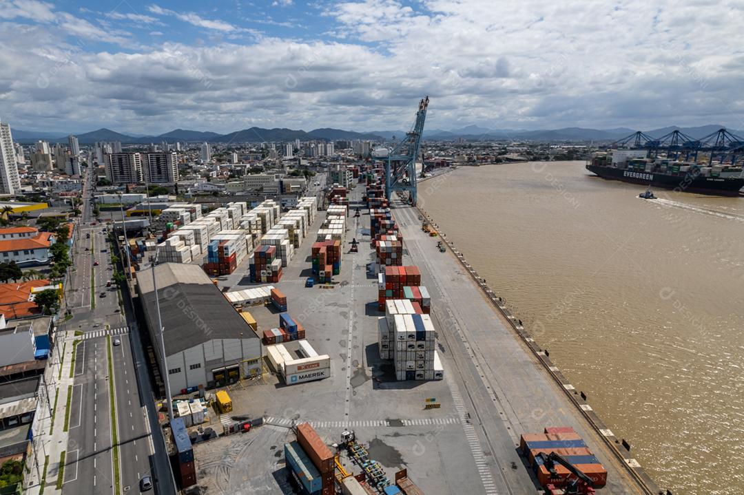 Vista aérea da APM Terminals Itajaí e seu entorno urbano
