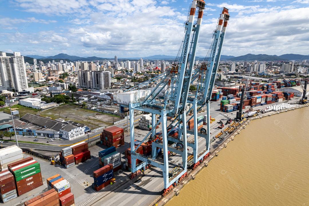 Vista aérea da APM Terminals Itajaí e seu entorno urbano