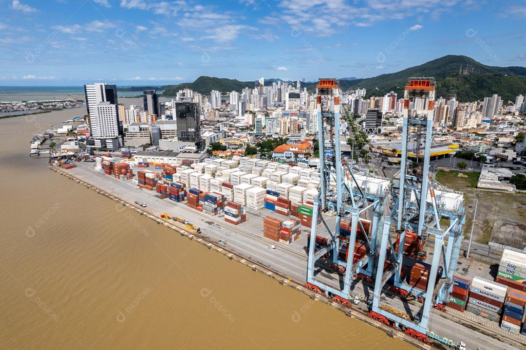 Vista aérea da APM Terminals Itajaí e seu entorno urbano