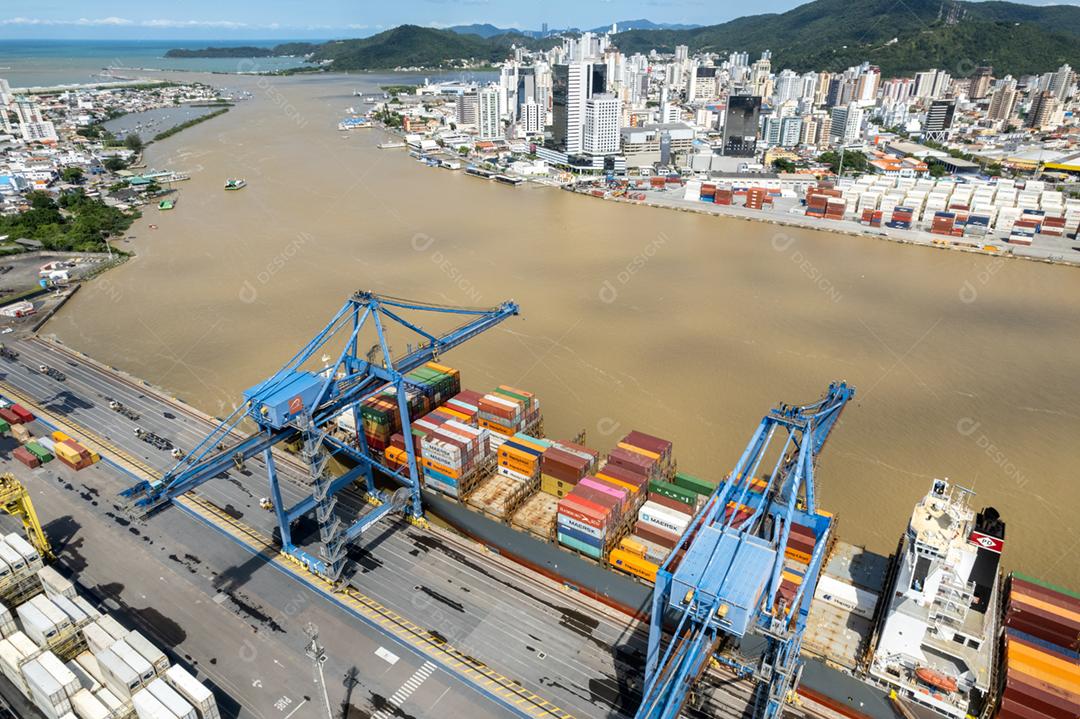 Vista aérea da APM Terminals Itajaí e seu entorno urbano