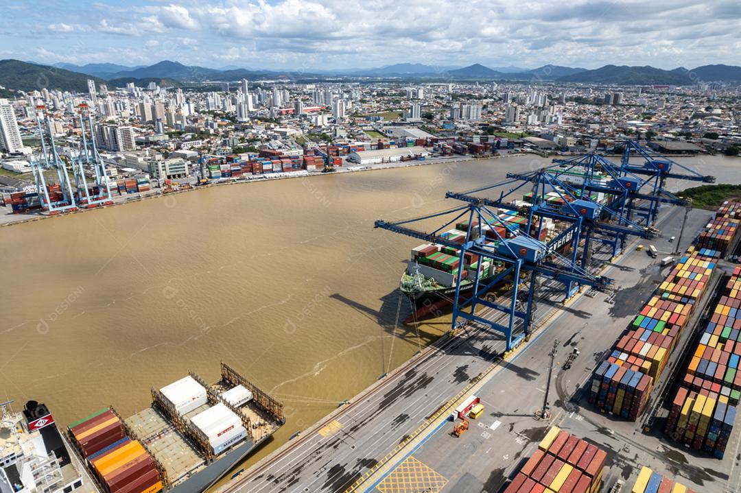 Vista aérea da APM Terminals Itajaí e seu entorno urbano