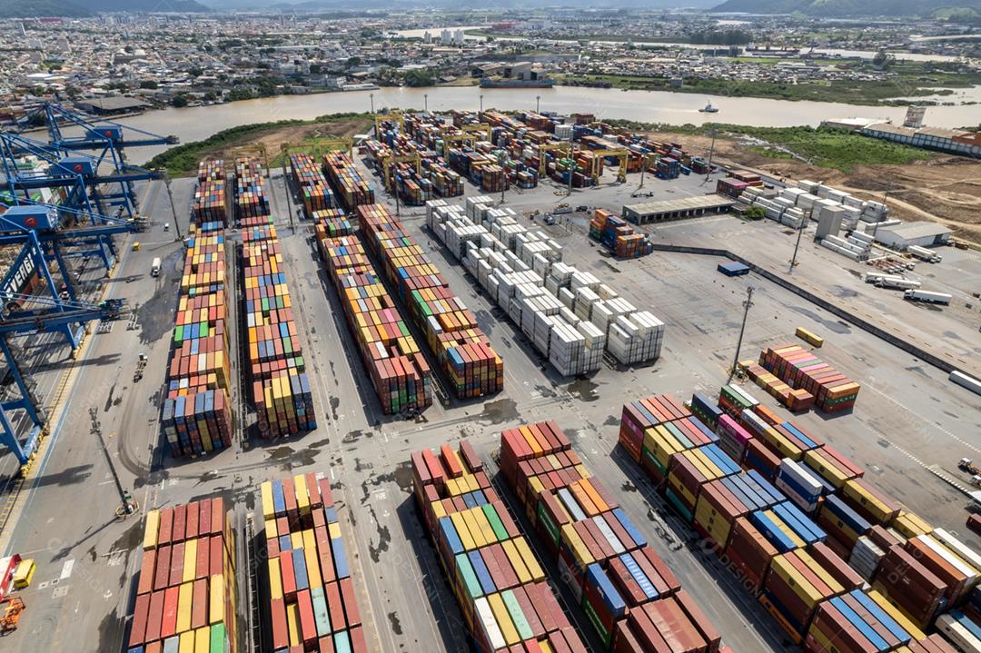 Vista aérea da APM Terminals Itajaí e seu entorno urbano
