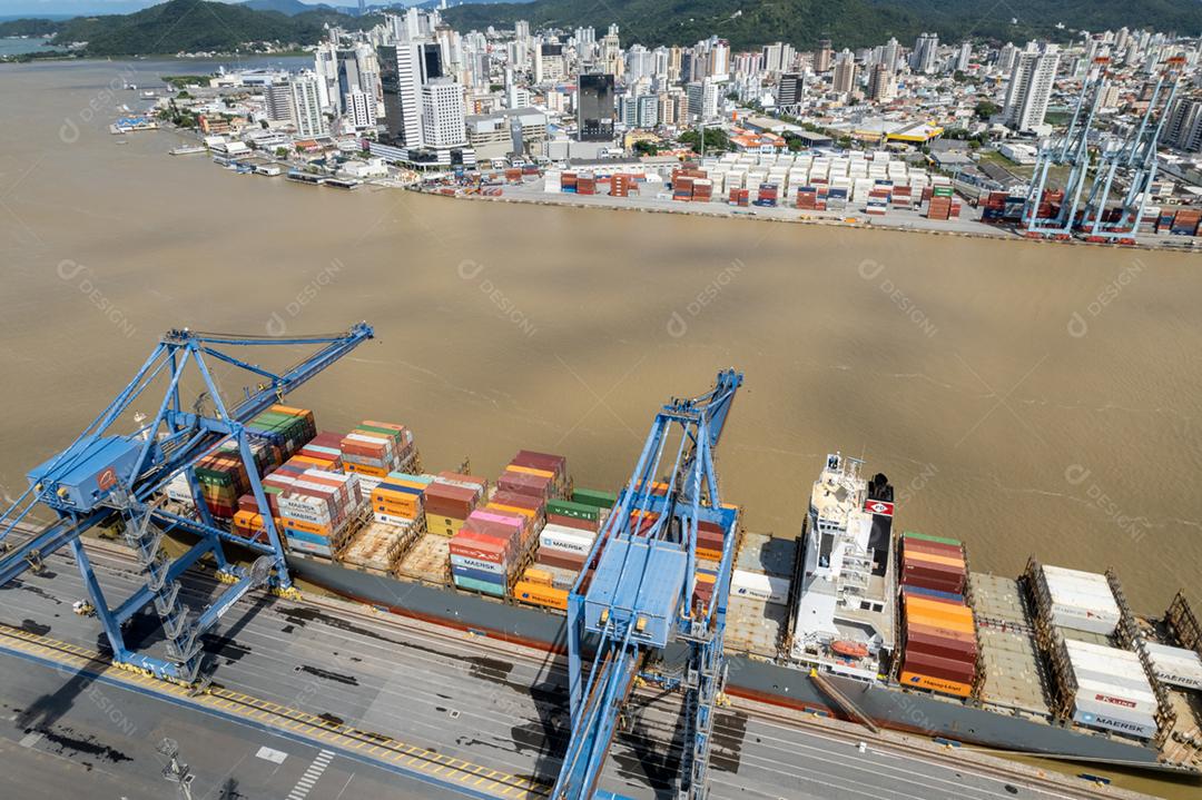 Vista aérea da APM Terminals Itajaí e seu entorno urbano