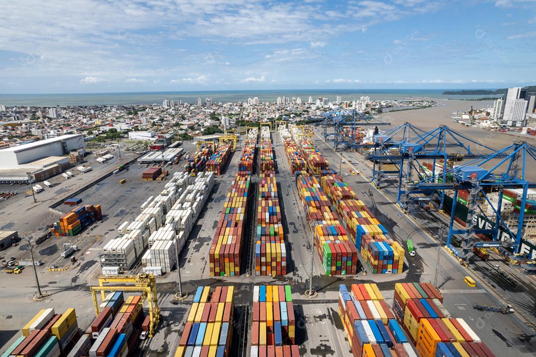 Vista aérea da APM Terminals Itajaí e seu entorno urbano