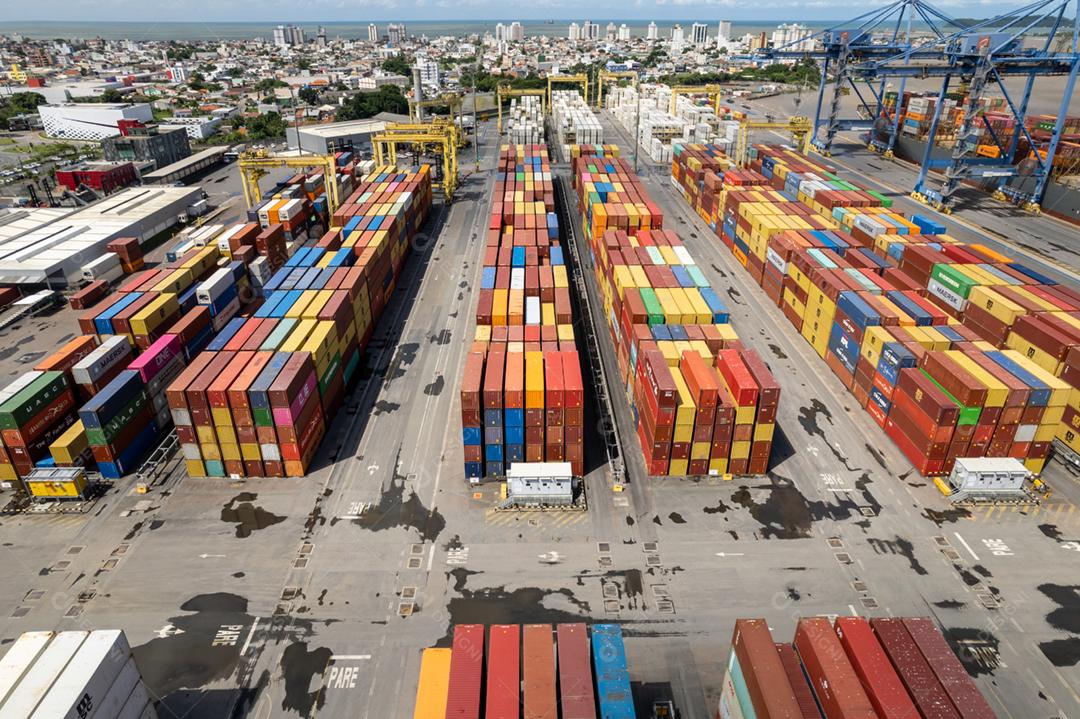 Vista aérea da APM Terminals Itajaí e seu entorno urbano