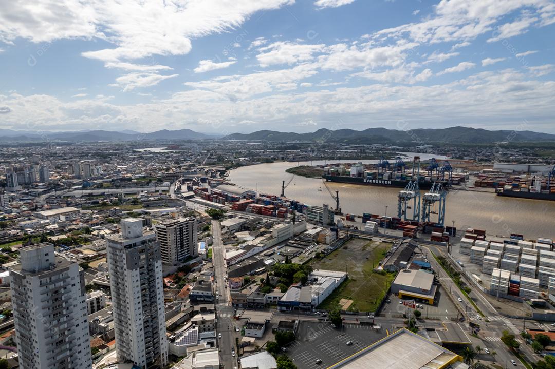 Vista aérea da APM Terminals Itajaí e seu entorno urbano