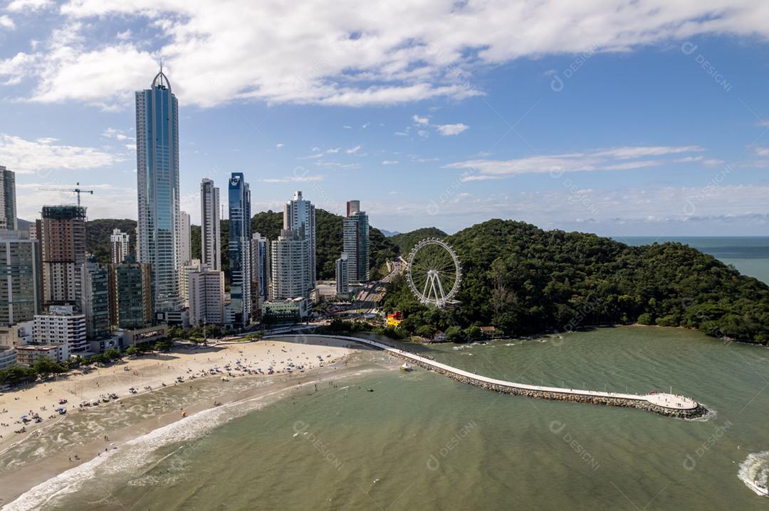 Antena da cidade de Balneário Camboriú e famosa roda gigante de Balneário Camboriú, a Roda Grande.