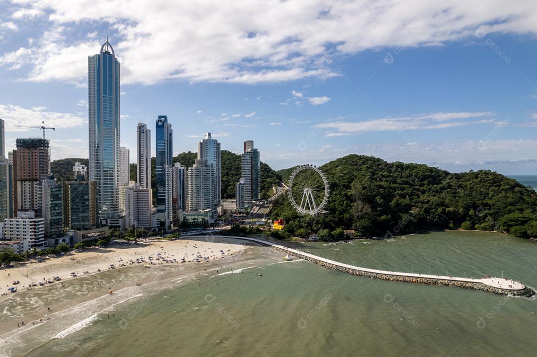 Antena da cidade de Balneário Camboriú e famosa roda gigante de Balneário Camboriú, a Roda Grande.