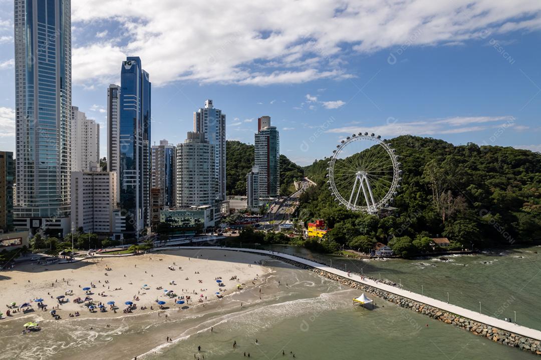 Antena da cidade de Balneário Camboriú e famosa roda gigante de Balneário Camboriú, a Roda Grande.