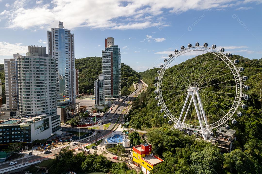 Antena da cidade de Balneário Camboriú e famosa roda gigante de Balneário Camboriú, a Roda Grande.