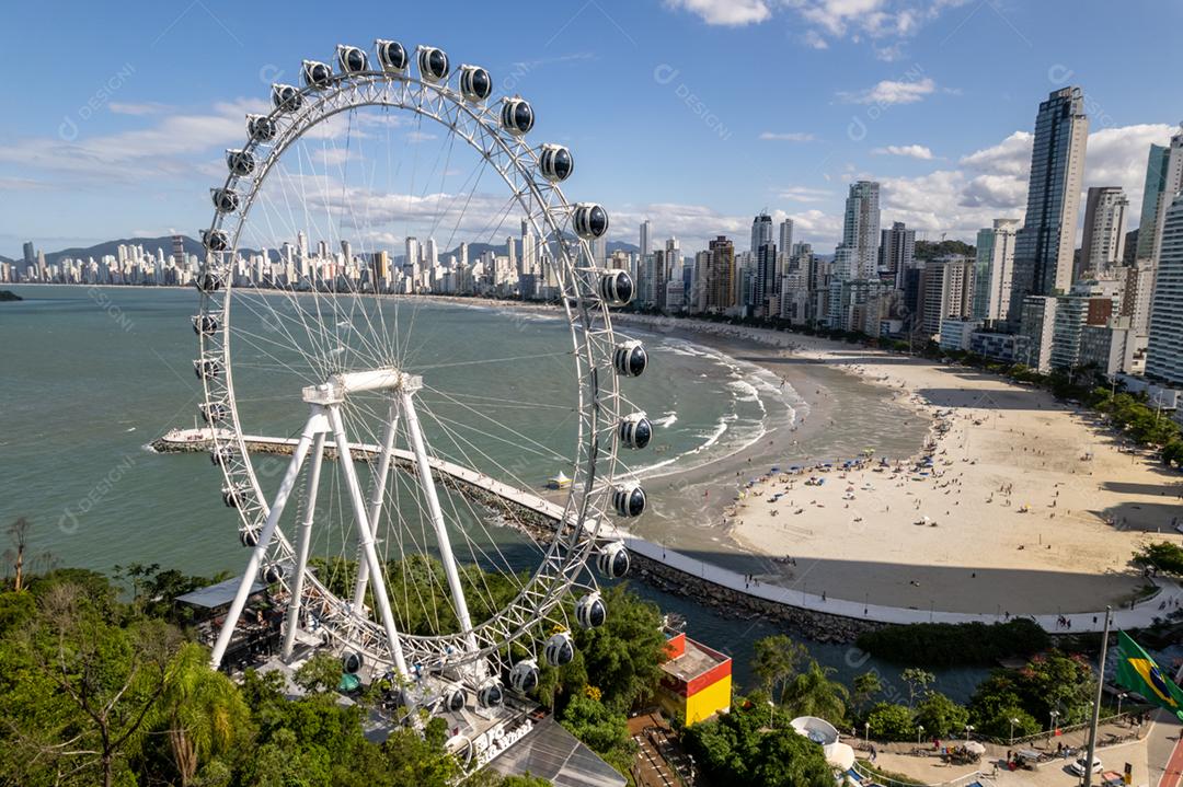 Antena da cidade de Balneário Camboriú e famosa roda gigante de Balneário Camboriú, a Roda Grande.