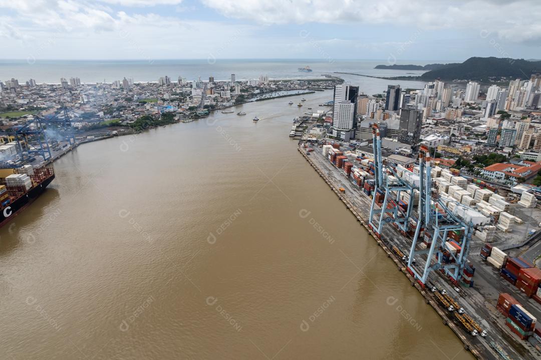 Vista aérea da APM Terminals Itajaí e seu entorno urbano