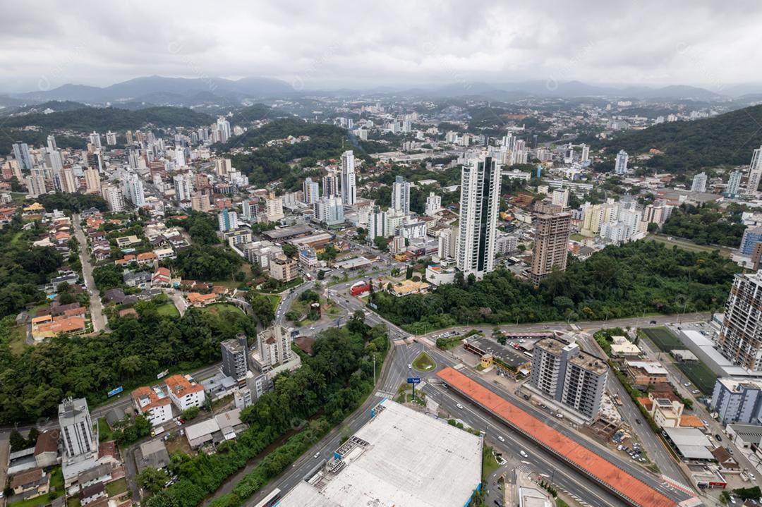 Vista aérea de drones da cidade de Blumenau