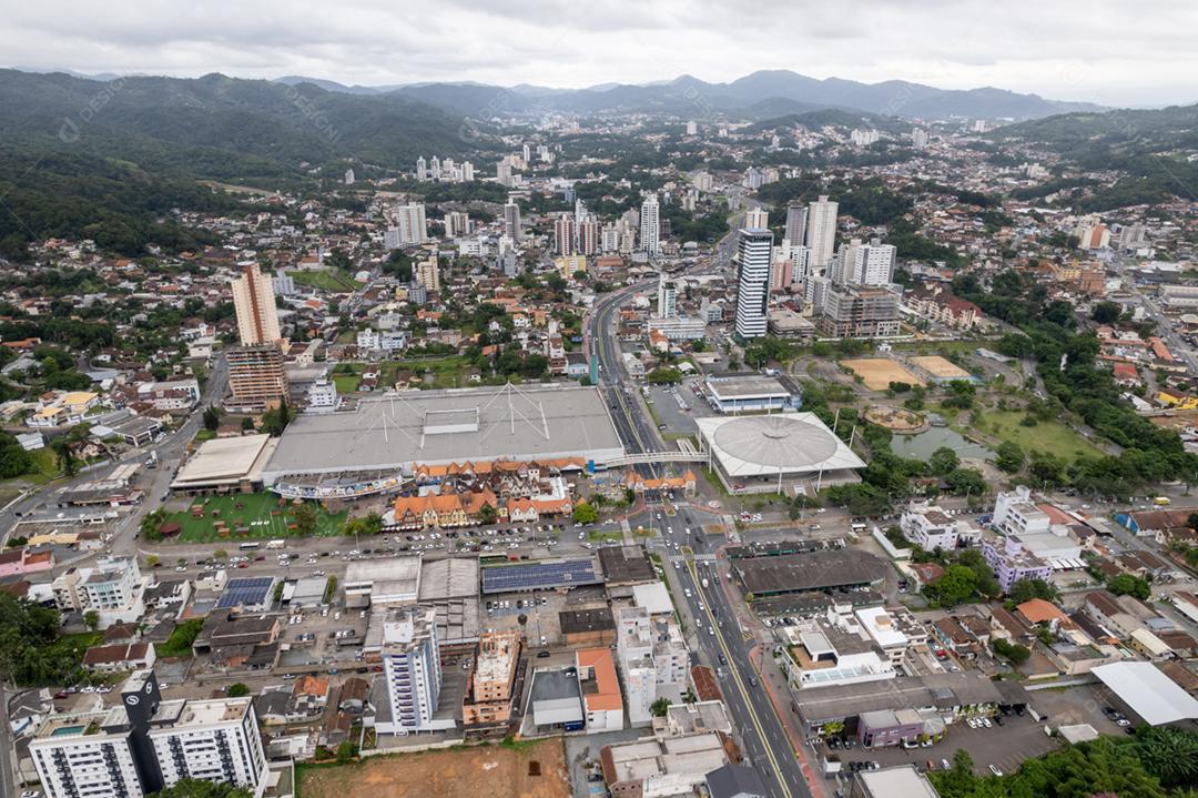 Vista aérea de drones da cidade de Blumenau