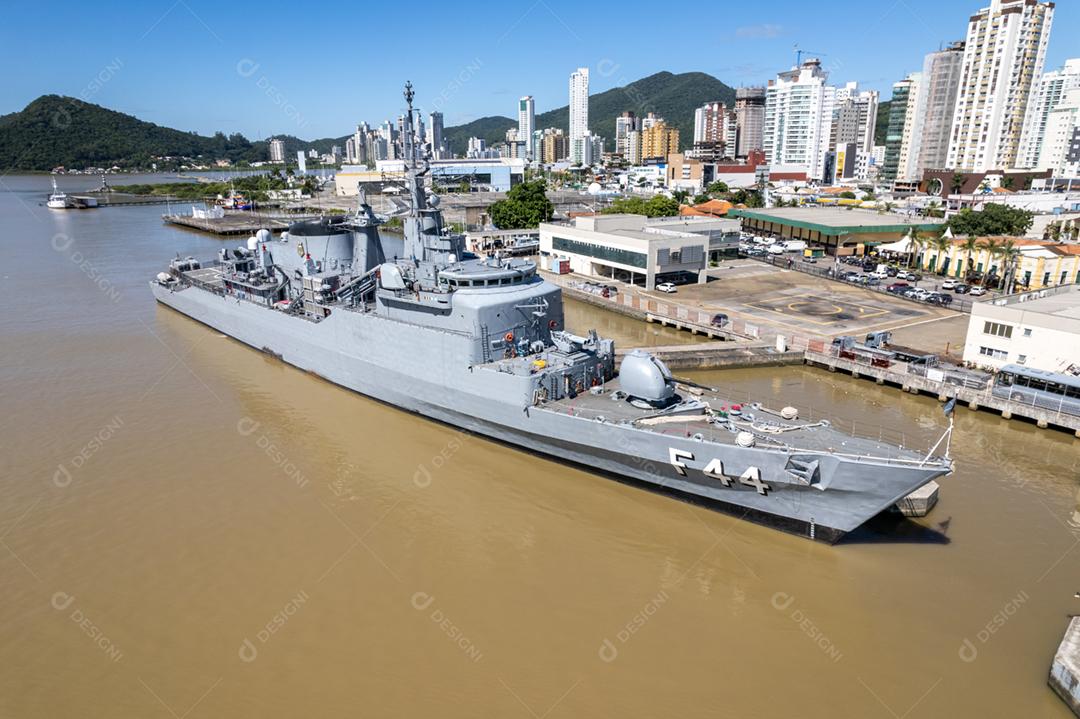 Vista aérea de navio da Marinha do Brasil realiza manobras no rio Itajaí-açú.