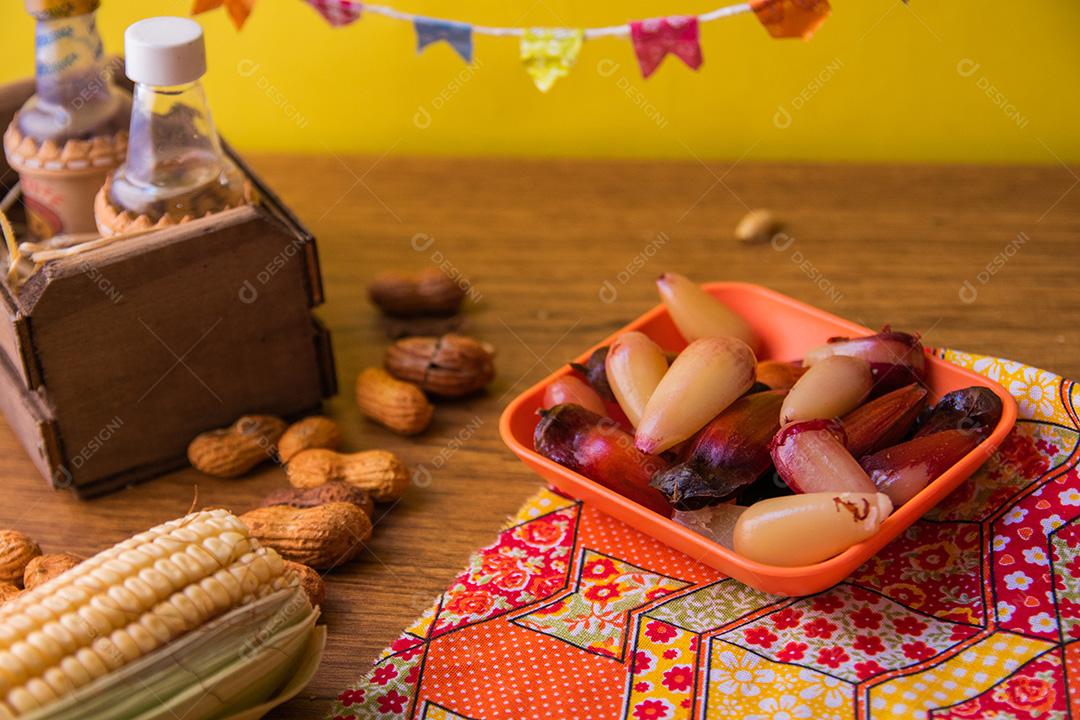 Pinhões cozidos, sem casca, típicos da Festa Junina. Comida tradicional do Brasil, doce de Festa Junina. Arraial Fundo De Madeira Rústico.