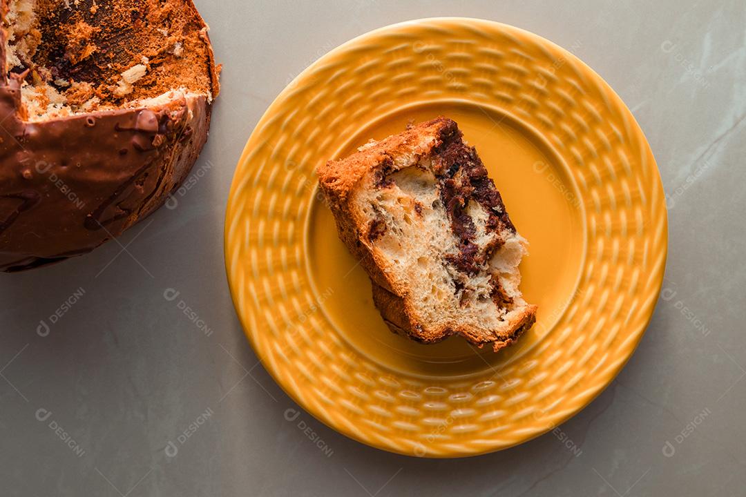 Panetone de Natal tradicional (Chocottone) na placa amarela