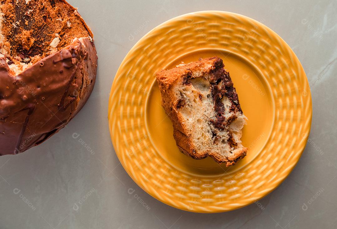 Panetone de Natal tradicional (Chocottone) na placa amarela