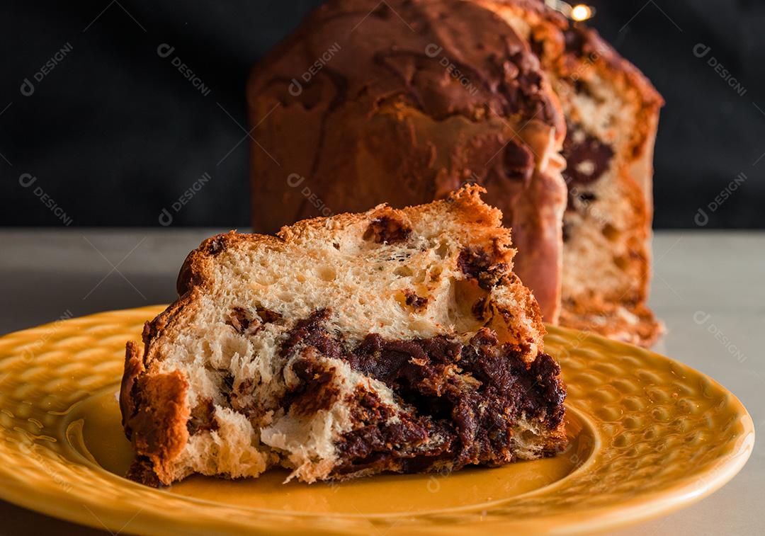 Panetone de Natal tradicional (Chocottone) na placa amarela