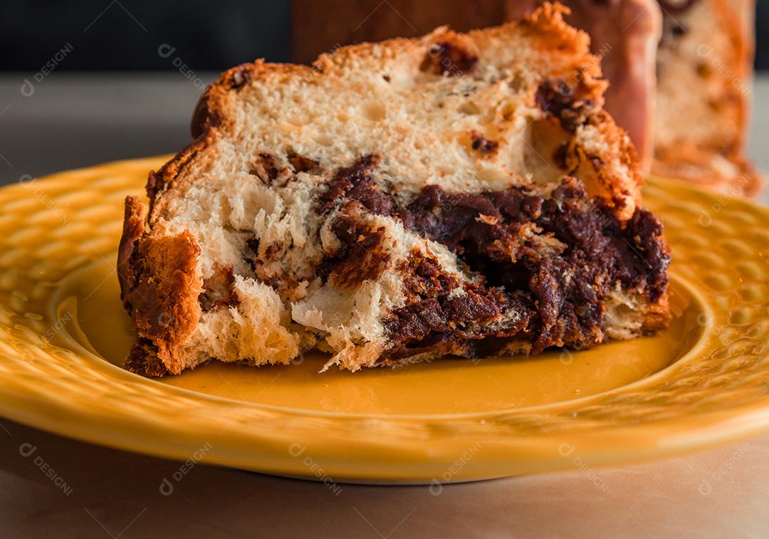 Panetone de Natal tradicional (Chocottone) na placa amarela
