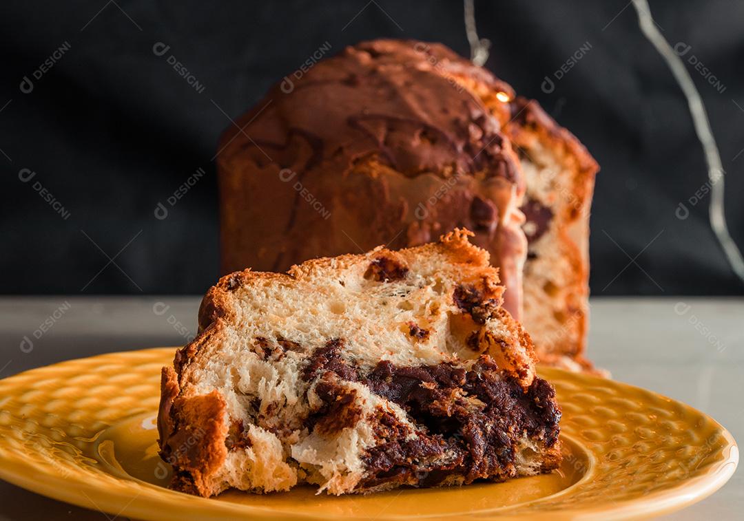 Panetone de Natal tradicional (Chocottone) na placa amarela