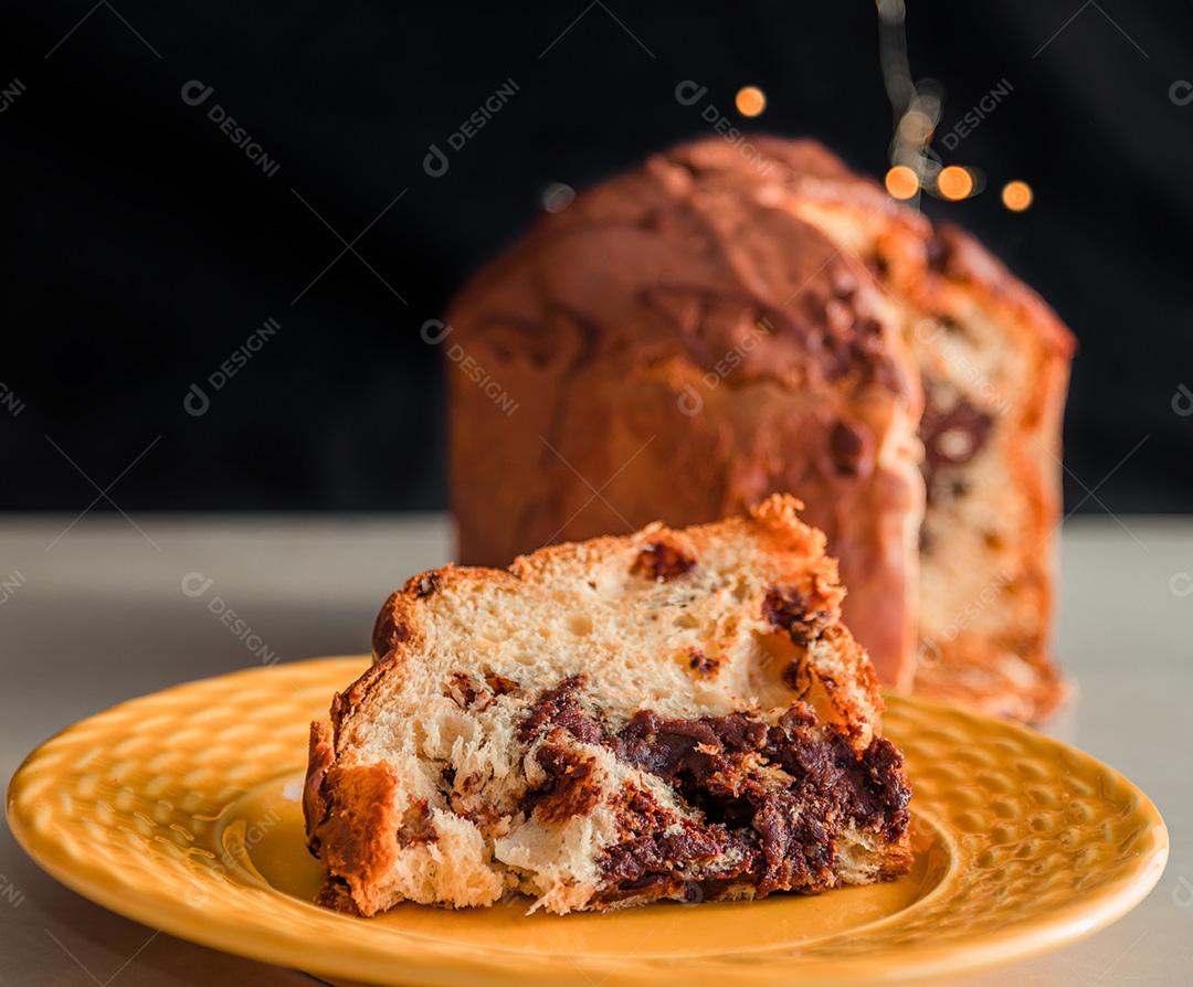 Panetone de Natal tradicional (Chocottone) na placa amarela