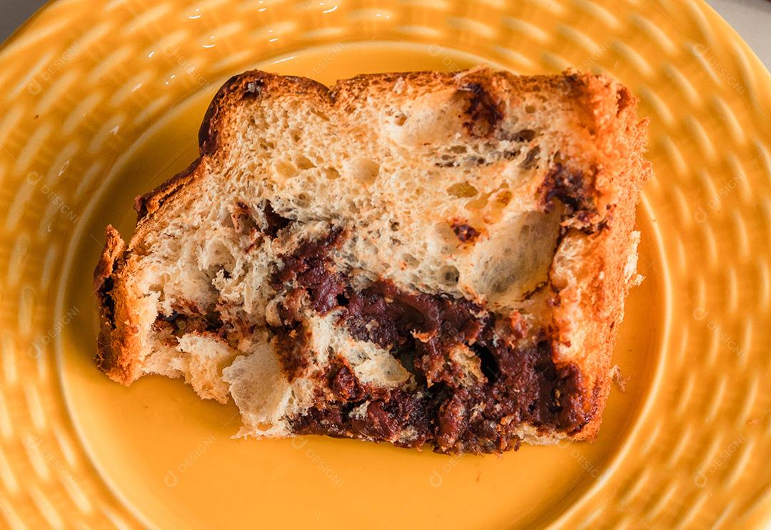Panetone de Natal tradicional (Chocottone) na placa amarela
