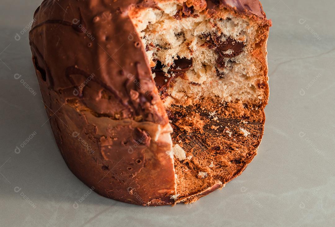 Panetone de Natal tradicional (Chocottone) na placa amarela