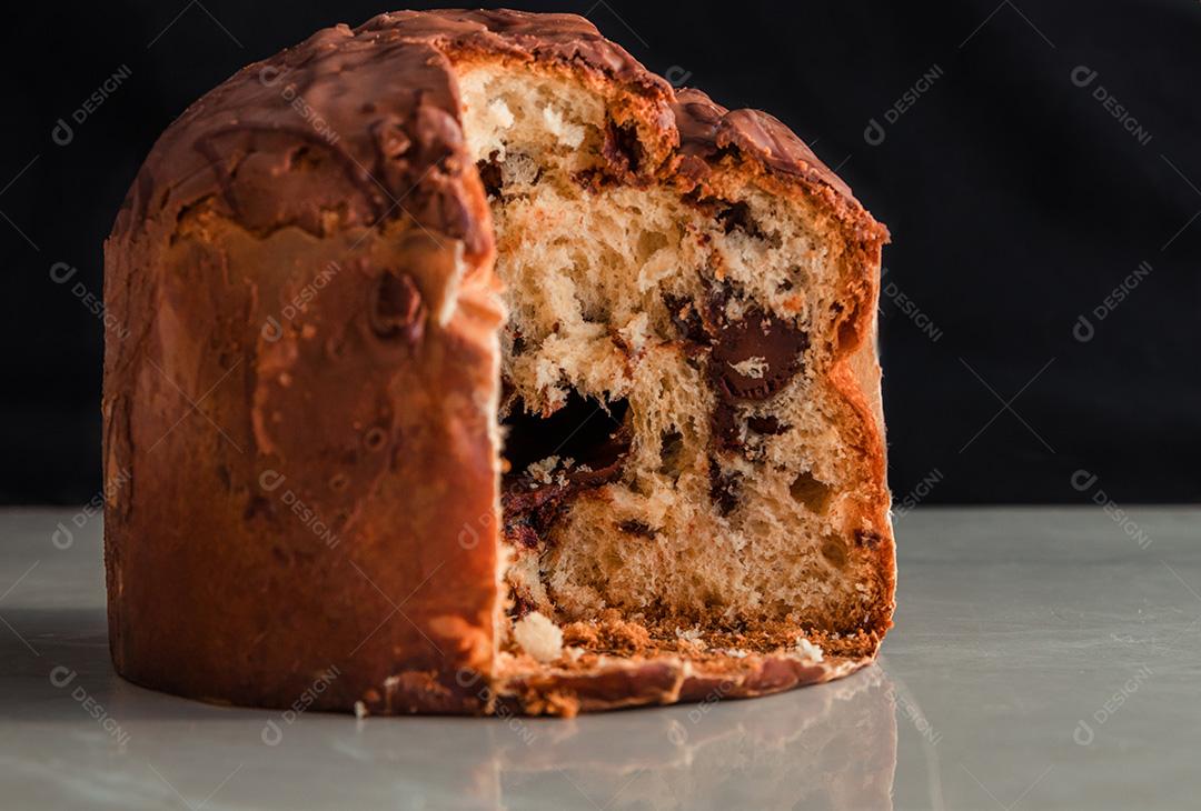 Panetone de Natal tradicional (Chocottone) na placa amarela