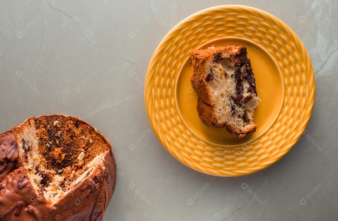 Vista superior corte panetone tradicional de Natal (Chocottone) em yel