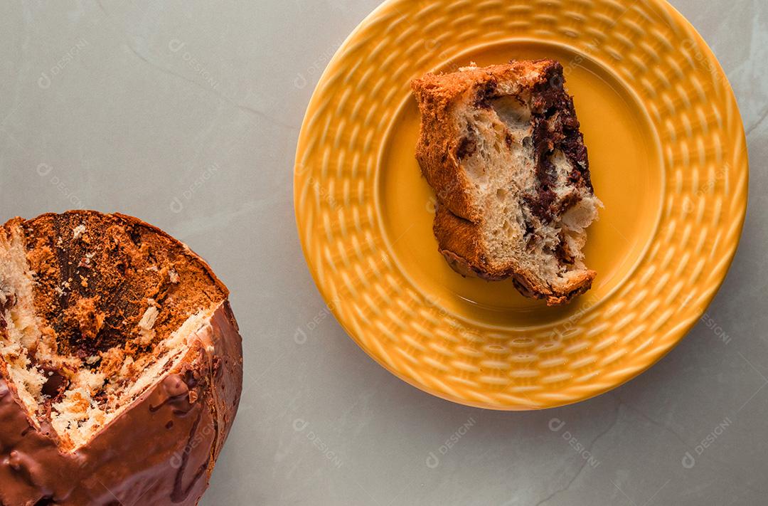 Vista superior corte panetone tradicional de Natal (Chocottone) em yel